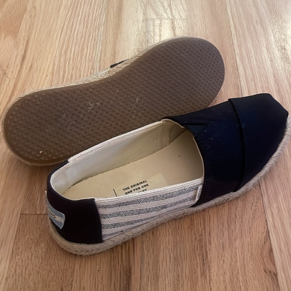 Tom’s slip on shoes in black and striped pattern size 7 women’s - Picture 4 of 8